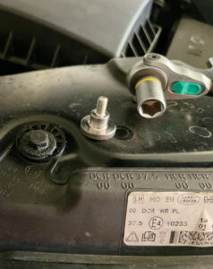 Links die alte Sechskantschraube, daneben die neue Rändelschraube. Zum lösen eine "Knarre" oder einen Schraubenschlüssel (10mm) nutzen.