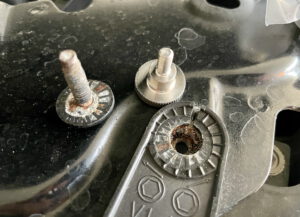 Die alte Sechskantschaube links und das Gewinde sind oxidiert/korridiert. Das Gewinde mit WD40 und Pfeifenreiniger säubern und die Rändelmutter (wenn vorhanden) mit etwas Anti-Seize-Paste einschrauben.