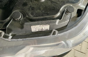 Die Rändelschrauben habe ich mit Schutzfilz beklebt, damit diese ggf. nicht an der Motorhaube kratzen.