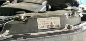 Die Rändelmuttern sind leicht mit den Fingern erreichbar. Bitte nicht zu fest ziehen, sonst reisst der Kunstoff der Lampenhalter..