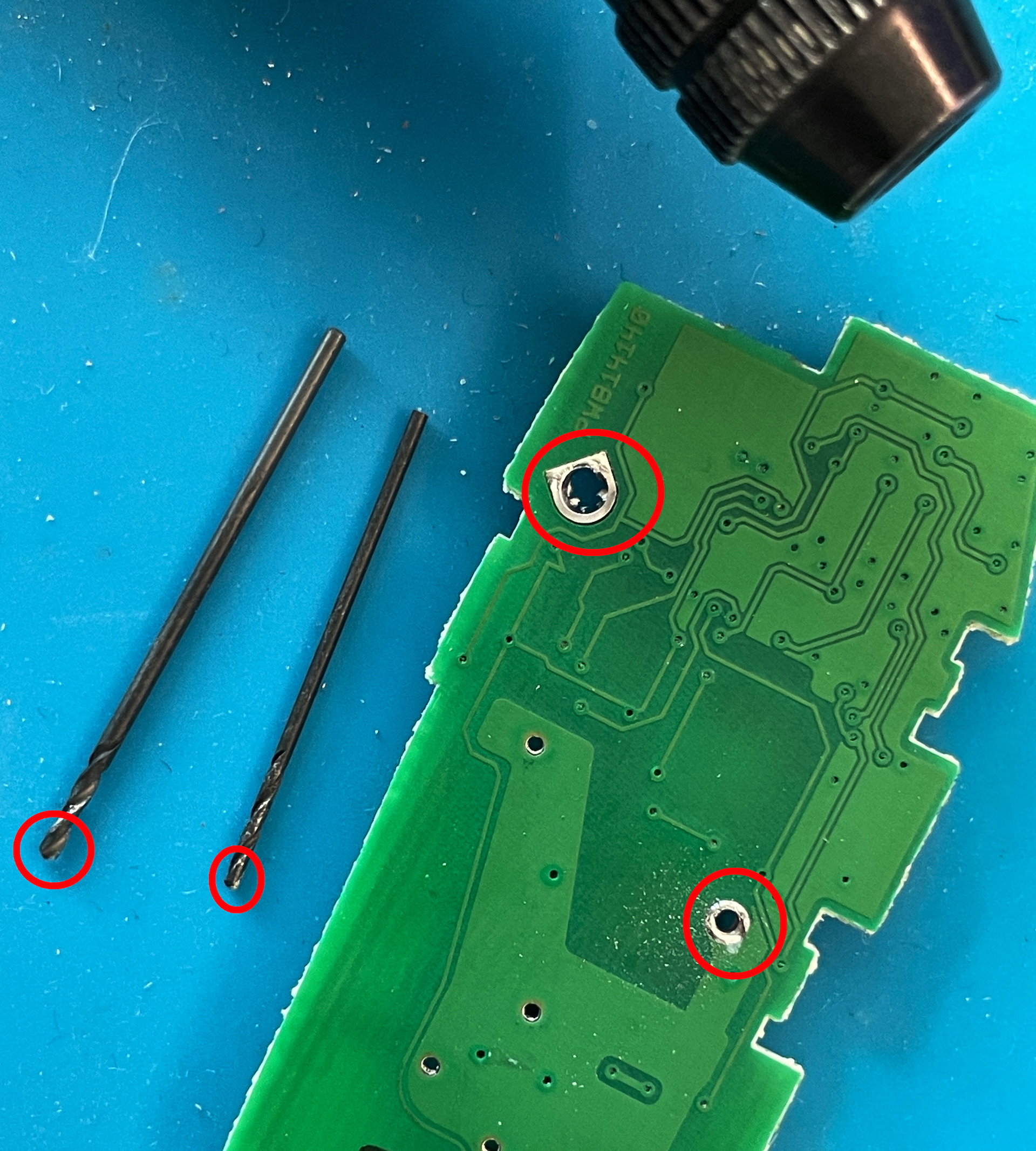 Großes Loch 1mm, kleines Loch 0,8mm Bohrer