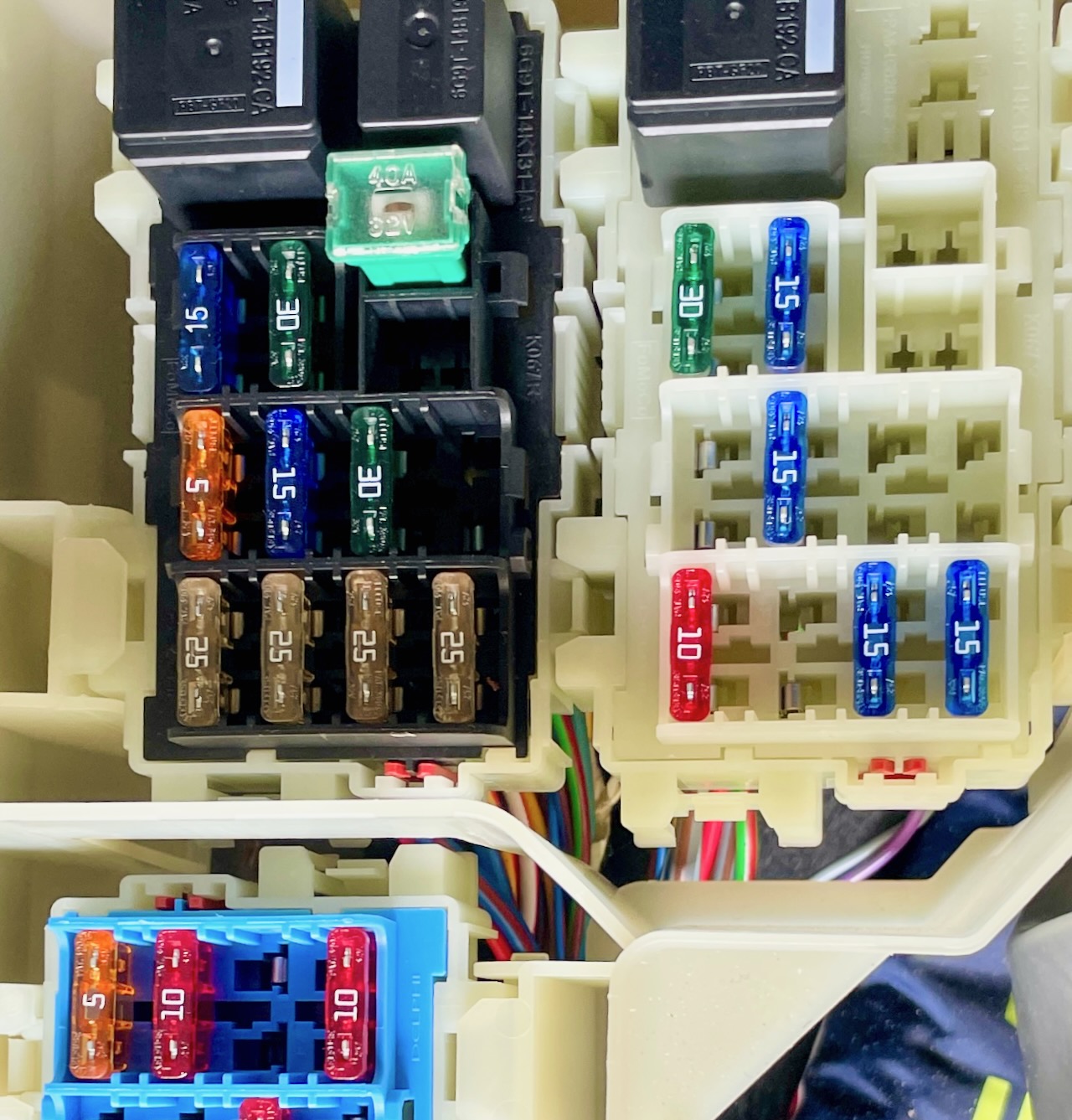 Land Rover Freelander 2 L359 Sicherungskasten Heck