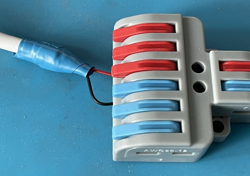 Anschlussblock mit einem USB-Kabel