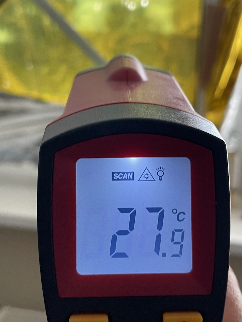 Thermometer-Messung hinter dem Fenster (Innenseite links) mit Rettungsdecke