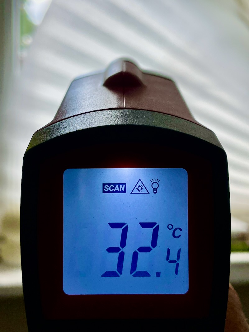 Thermometer-Messung hinter dem Fenster (Innenseite rechts) ohne Rettungsdecke mit einem Plisse
